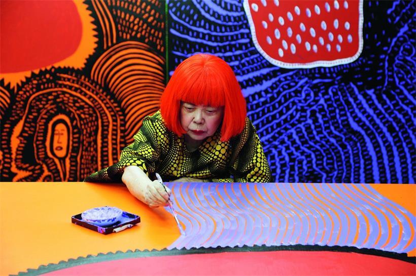 Yayoi Kusama bei der Arbeit an My Eternal Soul (2009–21), 2017