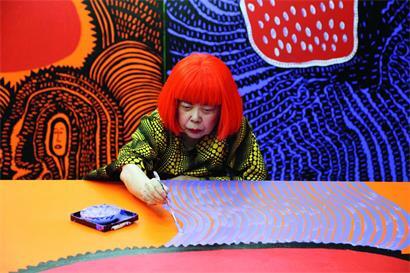 Yayoi Kusama bei der Arbeit an My Eternal Soul (2009–21), 2017