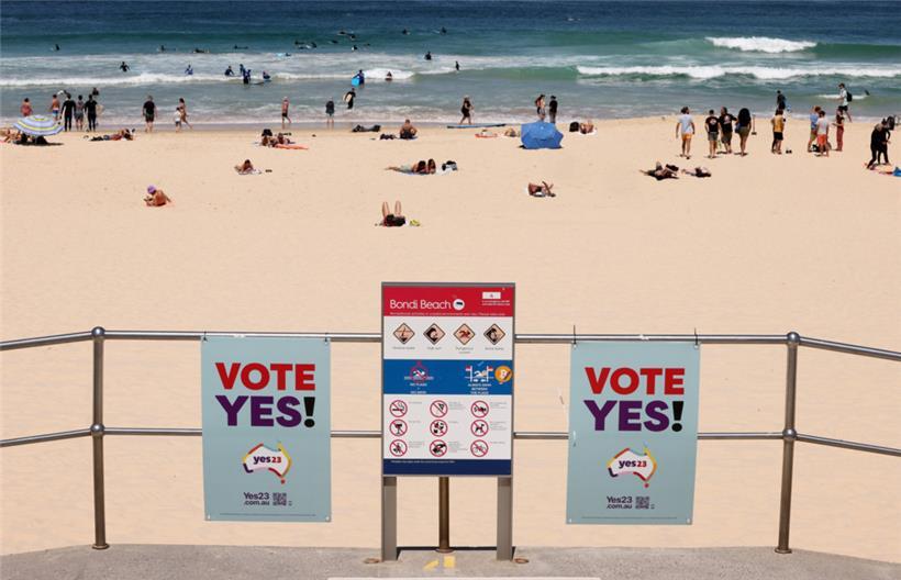 „Yes“-Kampagne an einem Strand

