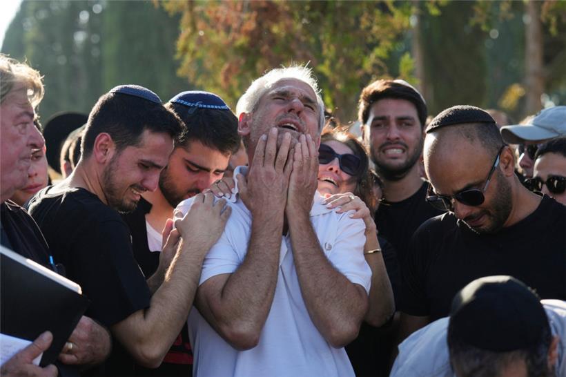 Yigal Sarusi (M) trauert auf einem Friedhof in Ra’anana während der Beerdigung s...