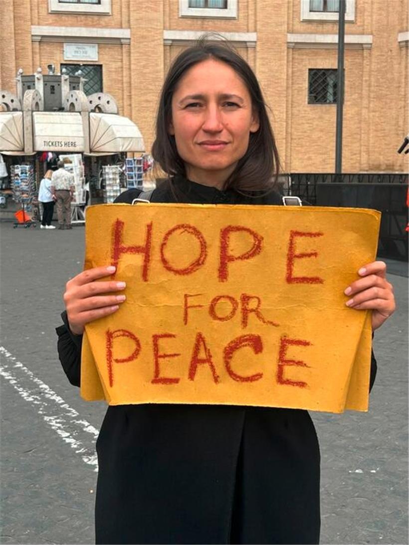 Yona Tukuser nennt die junge Frau sich. Sie komme aus der Ukraine und warte auf einen Papst, der Ihre Botschaft ernst nimmt.
