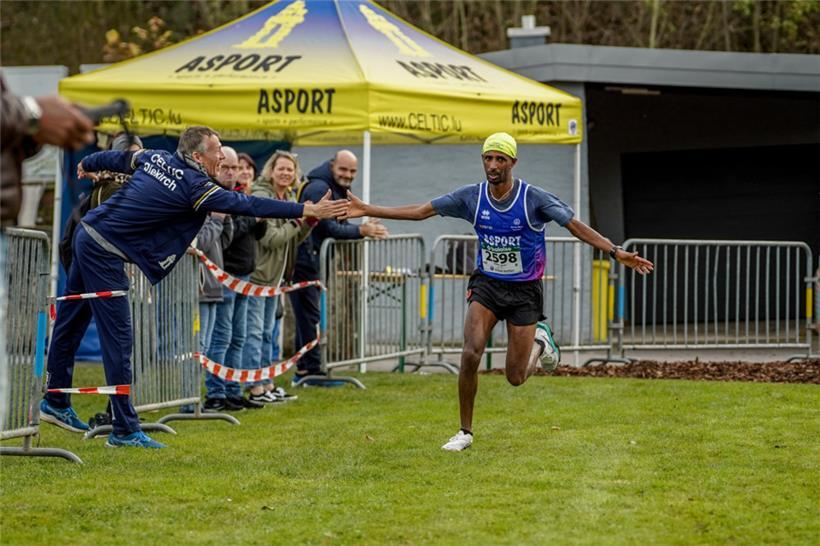 Yonas Kinde „fliegt“ ins Ziel