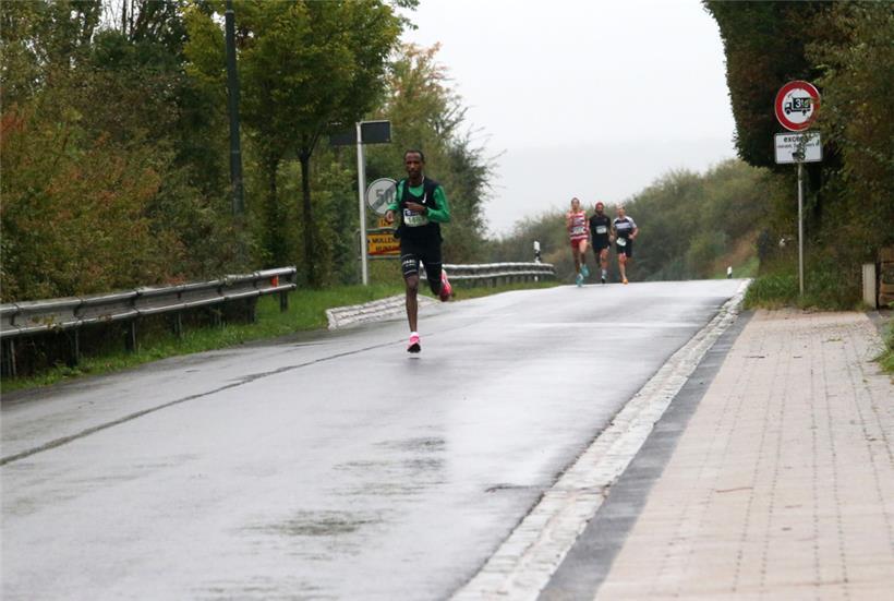 Yonas Kinde läuft seinen Verfolgern davon