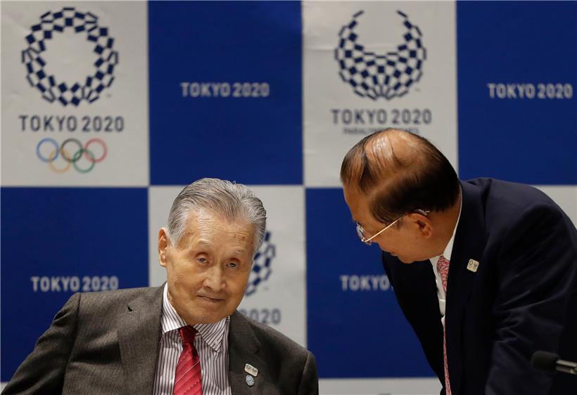 Yoshiro Mori (l), Präsident des Tokioter Organisationskomitees der Olympischen Spiele 2020, spricht mit Toshiro Muto, Generaldirektor des Organisationskomitees für die Olympischen Spiele 2020 in Tokio, während der Vorstandssitzung Tokio 2020.
