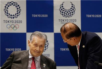 Yoshiro Mori (l), Präsident des Tokioter Organisationskomitees der Olympischen Spiele 2020, spricht mit Toshiro Muto, Generaldirektor des Organisationskomitees für die Olympischen Spiele 2020 in Tokio, während der Vorstandssitzung Tokio 2020.
