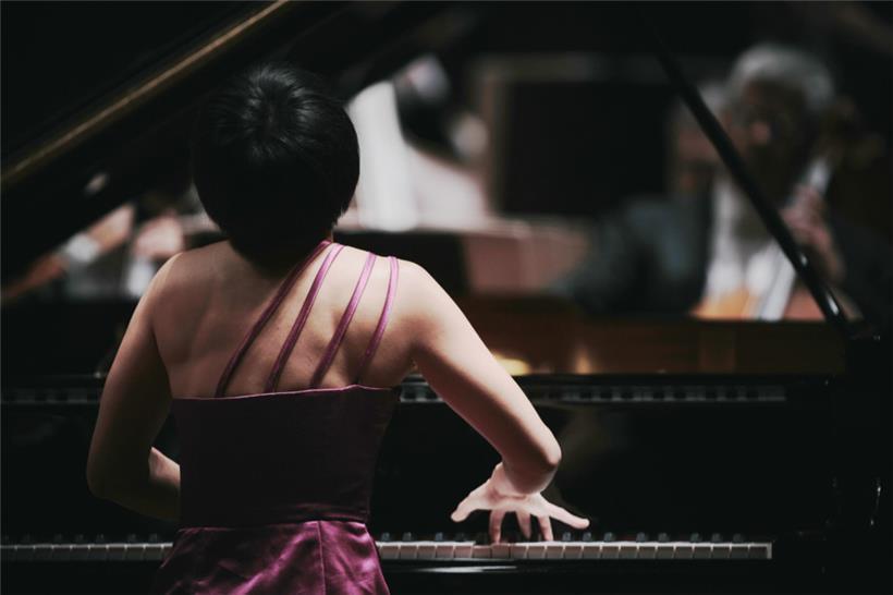 Yuja Wang spielte das grandiose 3. Klavierkonzert von Sergei Rachmaninow, das dem Interpreten wohl alles an virtuoser Technik abverlangt, mit einer ungeheuren Dynamik und Spielfreude
