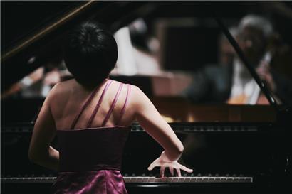 Yuja Wang spielte das grandiose 3. Klavierkonzert von Sergei Rachmaninow, das dem Interpreten wohl alles an virtuoser Technik abverlangt, mit einer ungeheuren Dynamik und Spielfreude
