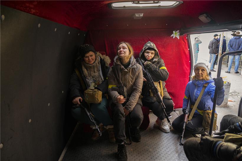 Yulya (Mitte) war vor der russischen Invasion der Ukraine Lehrerin, jetzt ist sie Soldatin (2022)