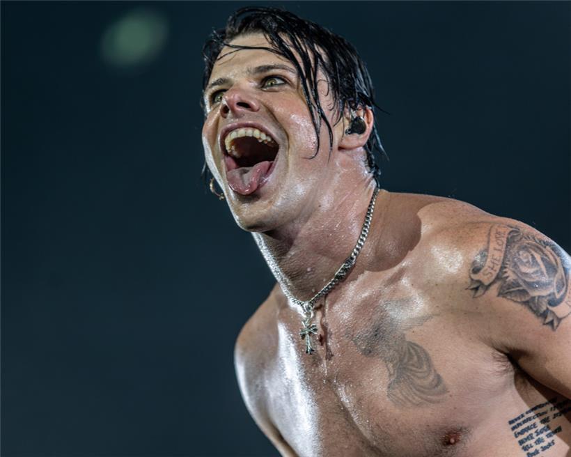 Yungblud fordert das Publikum auf, die Zunge zu zeigen – und macht vor, wie das geht
