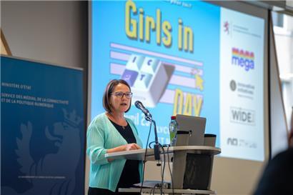 Yuriko Backes (DP), Ministerin für Gleichstellung und Diversität, betont, dass Mädchen schon in der Primärschule unterstützt werden sollten, um Barrieren zu überwinden, auf die sie in technologischen Bereichen immer noch stoßen
