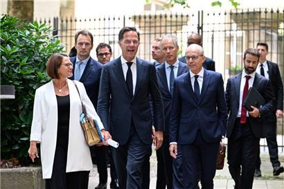 Yuriko Backes, Mark Rutte und Luc Frieden auf dem Weg zur Pressekonferenz
