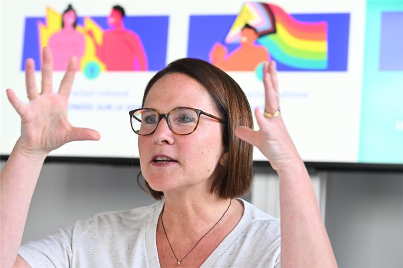 Yuriko Backes (Ministerin für Gleichstellung und Diversität) bei der Pressekonferenz zum „PAN pour une égalité entre les femmes et les hommes“

