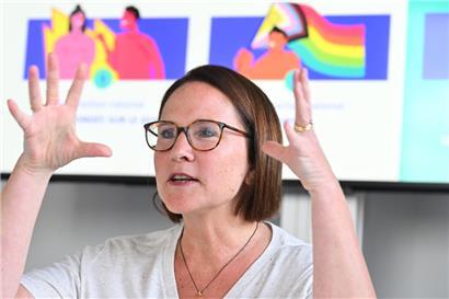 Yuriko Backes (Ministerin für Gleichstellung und Diversität) bei der Pressekonferenz zum „PAN pour une égalité entre les femmes et les hommes“
