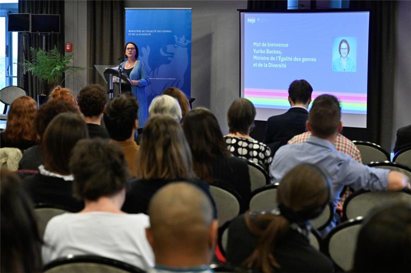 Yuriko Backes, Ministerin für Gleichstellung und Diversität, eröffnete das „Colloque pour le plan d’action national LGBTIQ+“
