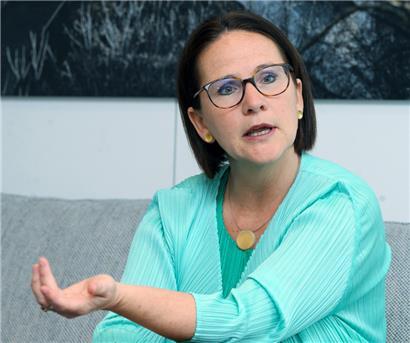 Yuriko Backes, Ministerin für Gleichstellung und Diversität, setzt sich für Gender-Mainstreaming ein
