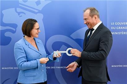 Yuriko Backes gibt den Schlüssel zum Finanzministerium an Gilles Roth, neuer Finanzminister, weiter
