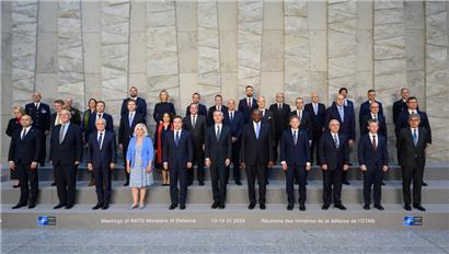 Yuriko Backes (hintere Reihe, 3.v.l.) beim Gruppenbild der NATO-Verteidigungsminister in Brüssel
