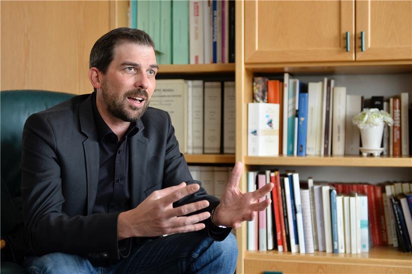 Yves Cruchten (44) ist seit Oktober 2005 Mitglied des Käerjenger Gemeinderats und seit 2013 Abgeordneter der LSAP. Von 2004 bis 2010 war er Vizepräsident und von 2010 bis 2019 Generalsekretär seiner Partei.
