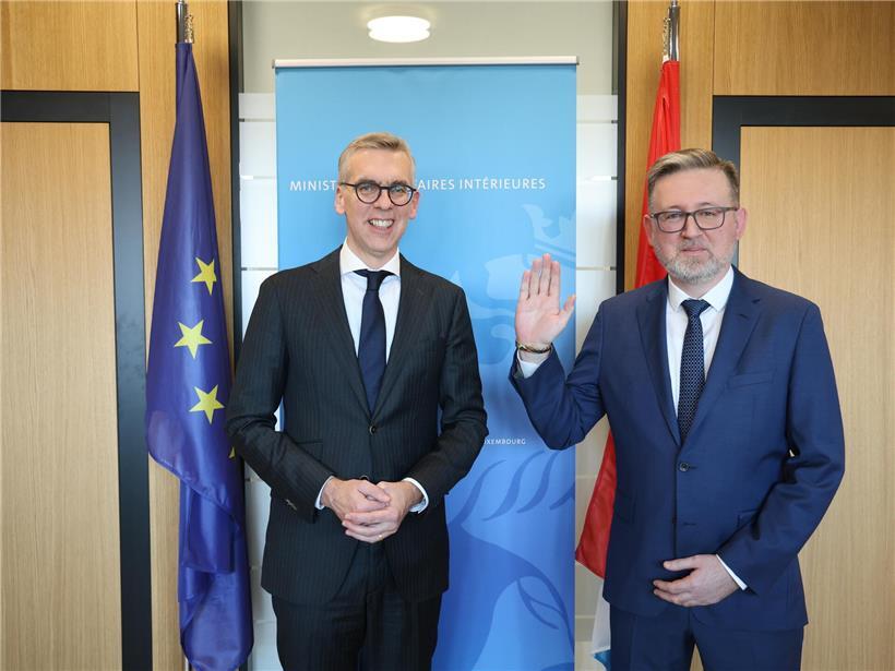 Porträt von Yves Marchi, französischer Politiker und Unternehmer, vor neutralem Hintergrund