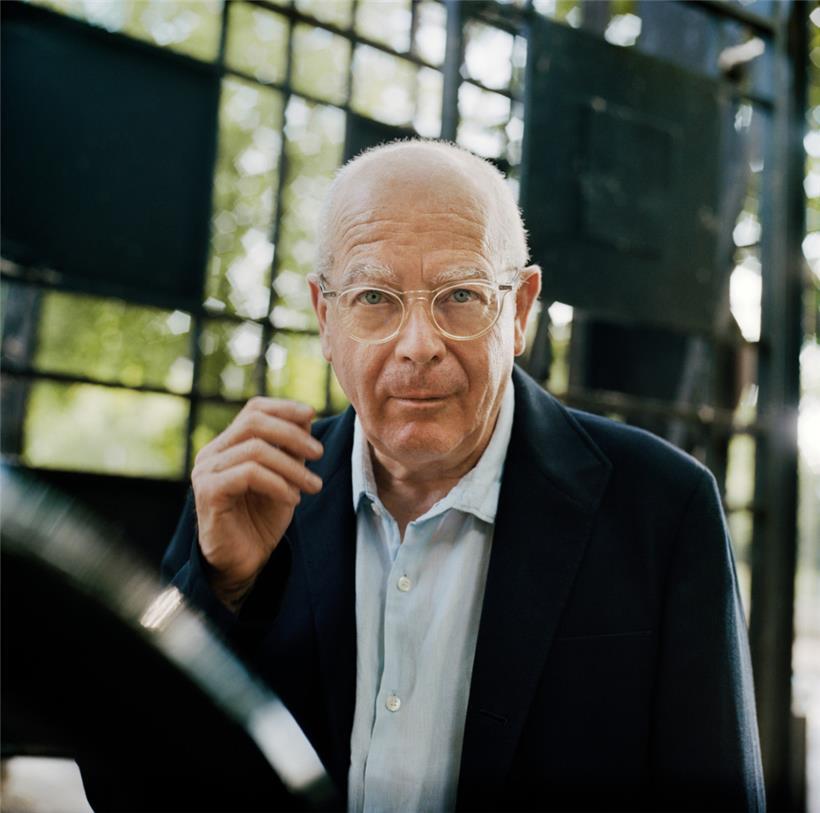 Yves Ravey est le maître du thriller qui met son lecteur dans la peau de personnages marginaux, qui essaient de trouver des arrangements avec la vérité – avec un succès souvent assez mitigé
