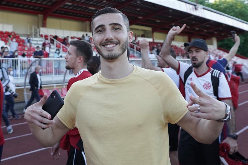 Zachary Hadji bei der Meisterfeier der Fola im Jahr 2021. Danach ging es für den Stürmer in Richtung Schweiz und für die Escher langsam bergab.
