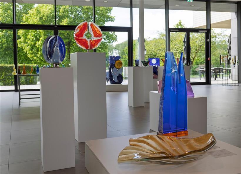 „Le verre dans tous ses éclats“ wartet mit facettenreicher Glaskunst auf Zählt zu den Höhepunkten der Ausstellung: die blaue Glasskulptur von Anda Munkevica