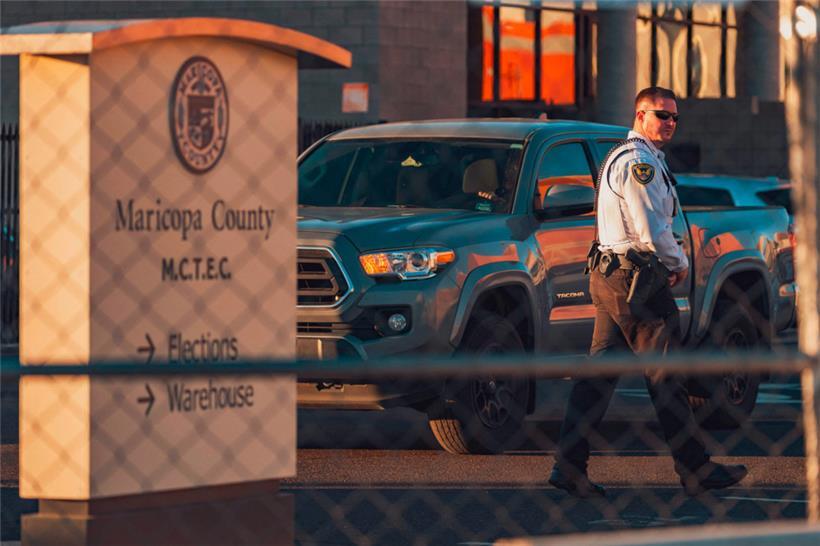 Zäune und Sicherheitspersonal – wie hier im Maricopa County Election and Tabulation Center in Phoenix, Arizona – sind in den USA mittlerweile nötig, um Wahlen durchführen zu können
