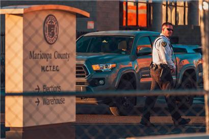 Zäune und Sicherheitspersonal – wie hier im Maricopa County Election and Tabulation Center in Phoenix, Arizona – sind in den USA mittlerweile nötig, um Wahlen durchführen zu können
