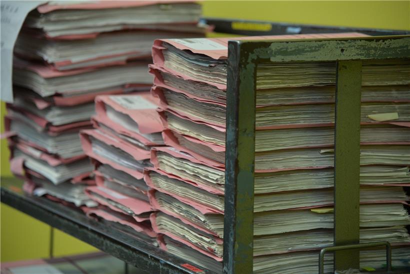 Zahlreiche Akten türmen sich beim Prozess um ein illegales Rechenzentrum in einem ehemaligen Bunker in Traben-Trarbach im Gerichtssaal in Trier
