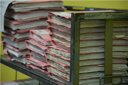 Zahlreiche Akten türmen sich beim Prozess um ein illegales Rechenzentrum in einem ehemaligen Bunker in Traben-Trarbach im Gerichtssaal in Trier
