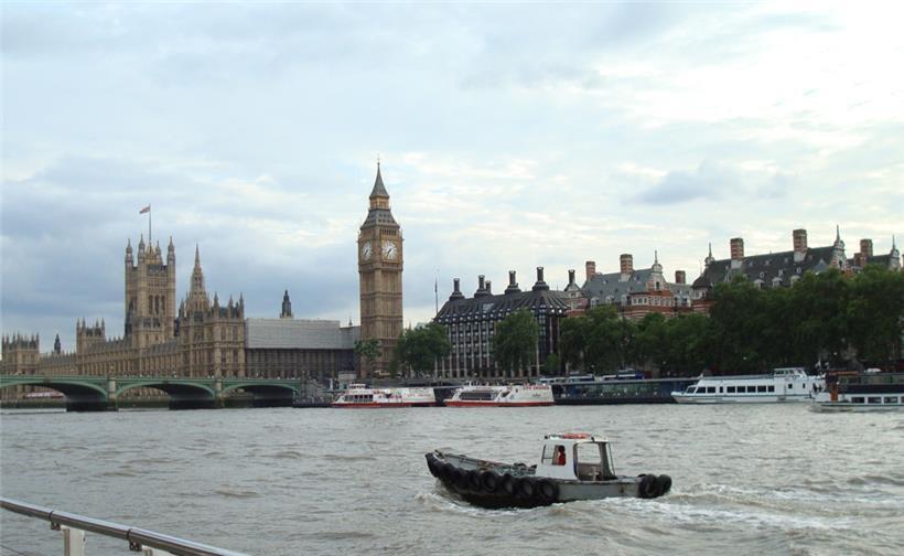 Zahlreiche Arbeitskämpfe, hohe Lebenshaltungskosten und auch steigende Zinsen belasten die Konjunktur
