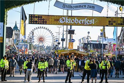 Zahlreiche Besucher betreten nach dem Einlass das Gelände des Oktoberfests. Nach der Schließung wegen einer Bombendrohung ist das weltberühmte Volksfest um 17.30 Uhr wieder geöffnet worden.
