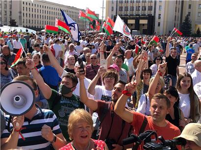 Zahlreiche Demonstranten haben sich auf dem Unabhängigkeitsplatz versammelt, um gegen den belarussischen Machthaber Alexander Lukaschenko zu protestieren
