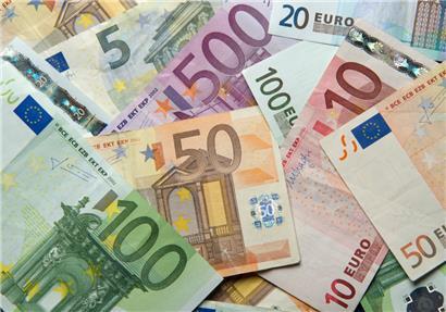 Zahlreiche Euro-Banknoten liegen auf einem Tisch
