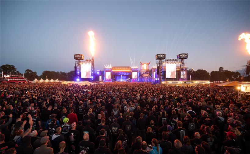 Zahlreiche Festivalbesucher stehen während des Konzerts der Band In Extremo vor der Hauptbühne des Wacken-Open-Air-Festivals
