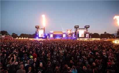 Zahlreiche Festivalbesucher stehen während des Konzerts der Band In Extremo vor der Hauptbühne des Wacken-Open-Air-Festivals
