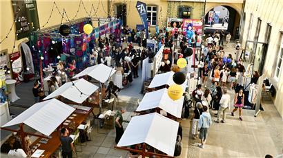 Zahlreiche Gäste kamen am Sonntag in die Abtei Neumünster, um beim „Expat Day“ mit Luxemburger Vereinen und Kulturschaffenden ins Gespräch zu kommen
