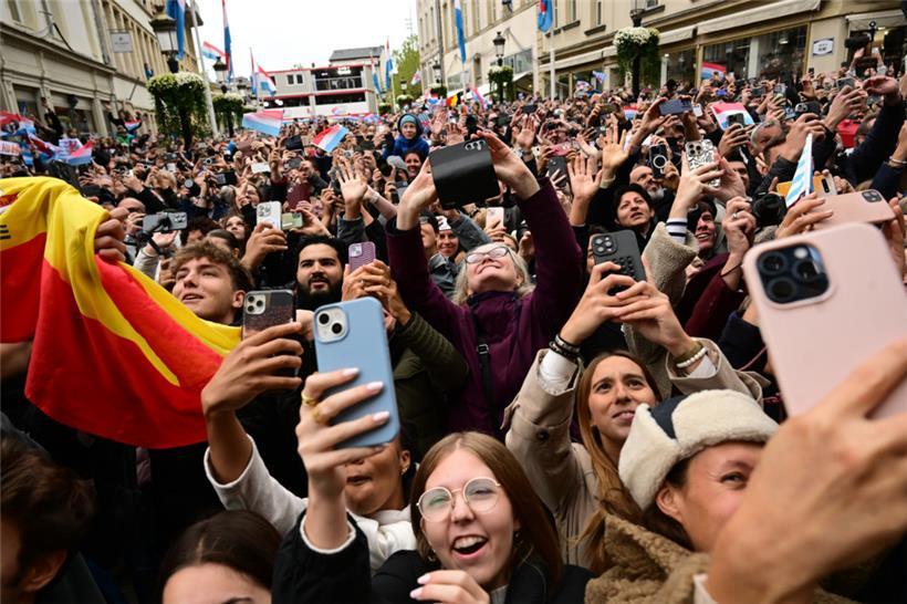 Zahlreiche Handys werden gezückt, um den historischen Moment festzuhalten