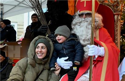 Zahlreiche Kinder stellten sich mit ihren Eltern bei dem Zweiergespann auf dem Weihnachtsmarkt an
