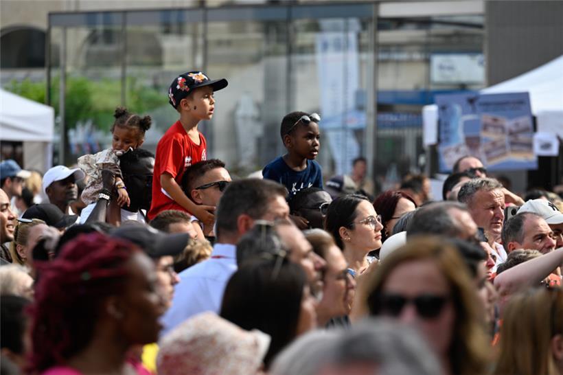 Zahlreiche Menschen hatten sich versammelt, um den Großherzog und die Großherzog...