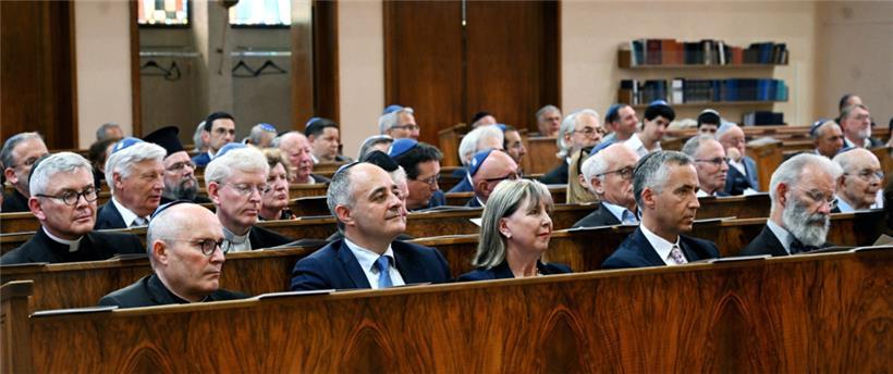 Zahlreiche Politiker wohnten der Zeremonie bei