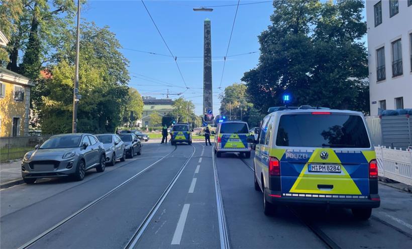 Zahlreiche Polizisten sind in der Münchner Innenstadt in der Nähe des NS-Dokumentationszentrums und des Israelischen Generalkonsulats im Einsatz
