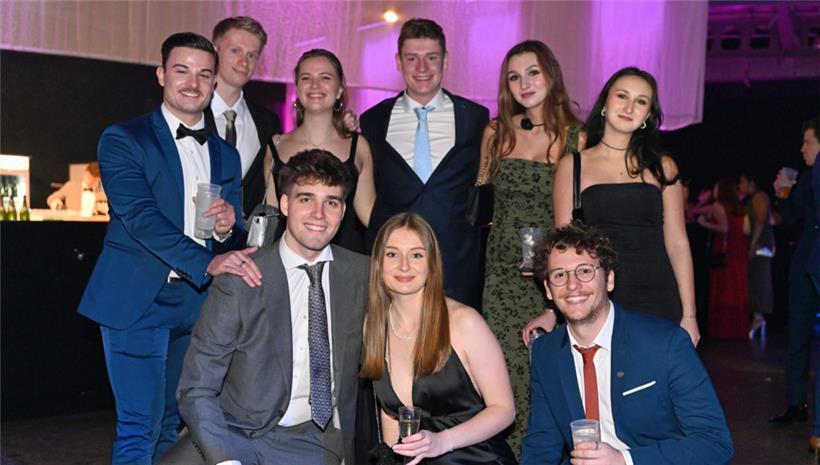 Zahlreiche Studenten fanden an Weihnachten den Weg in die Luxexpo zum Zürcher Ball
