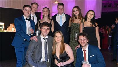 Zahlreiche Studenten fanden an Weihnachten den Weg in die Luxexpo zum Zürcher Ball
