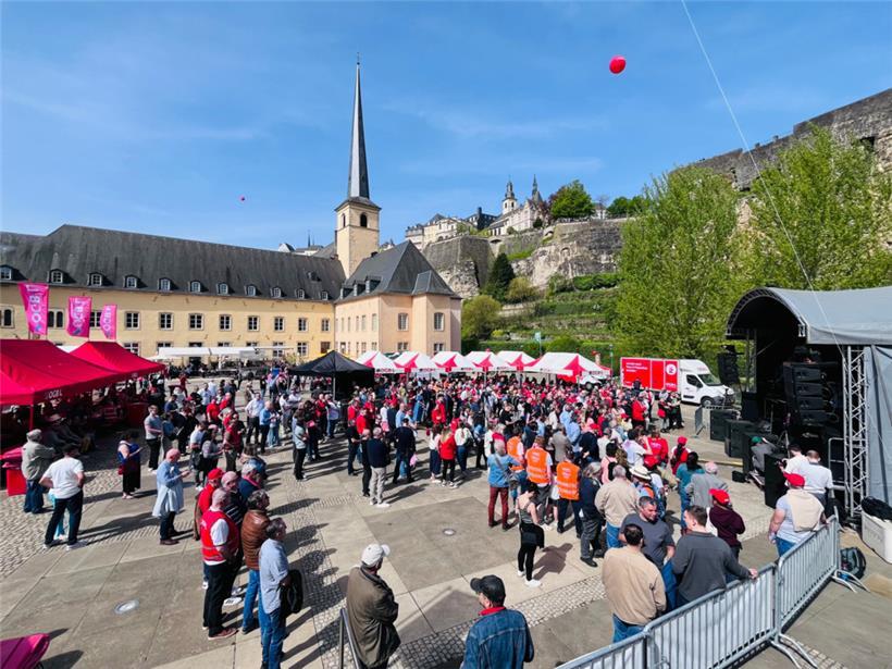 Zahlreiche Sympathisanten trafen sich bei gutem Wetter in der Abtei Neumünster
