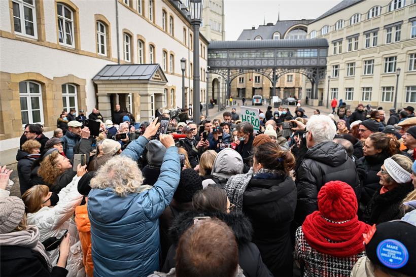 Zahlreiche Unterstützer bei der Urteilsverkündung im Berufungsverfahren gegen Dr...