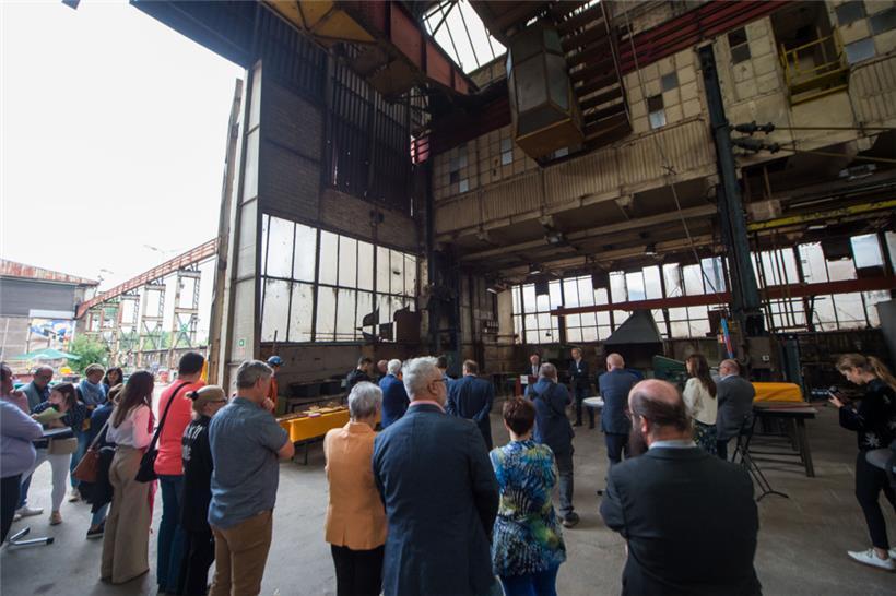 Zahlreiche Vertreter der beiden Gemeinden hatten sich im „Ferro Forum“ zur feier...