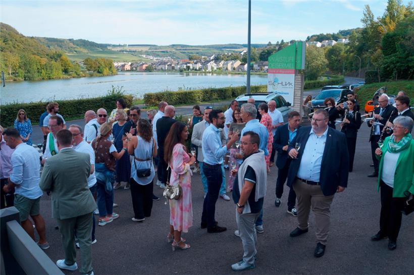 Zahlreiche Weinfreunde begleiteten die Rieslingkönigin auf ihrer Besuchstour