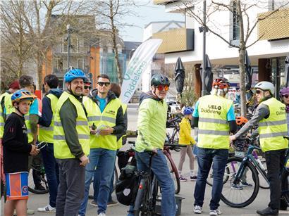 Gruppierte jüngere und ältere Radfahrer bei der Critical Mass Fahrrad-Demonstration in Düdelingen unterwegs
