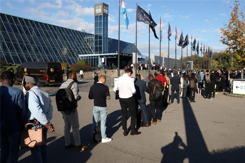 Zahlreiche junge Menschen warten am Freitagmorgen vor der Luxexpo auf Kirchberg ...